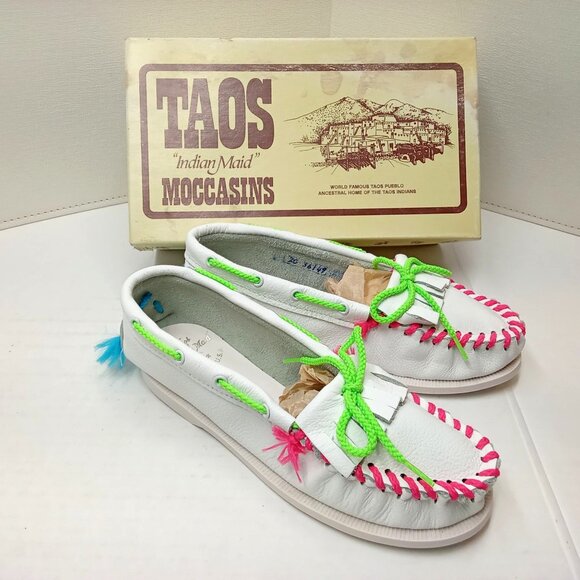 Footwear Taos Indian Maid Moccasins Style 526 Child size-2 White Leather New-IB - Picture 1 of 12